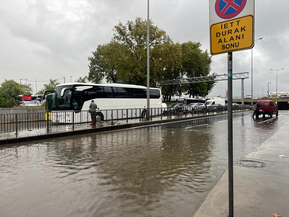 Yağış suları İstanbulda həyatı iflic etdi - FOTO/VİDEO