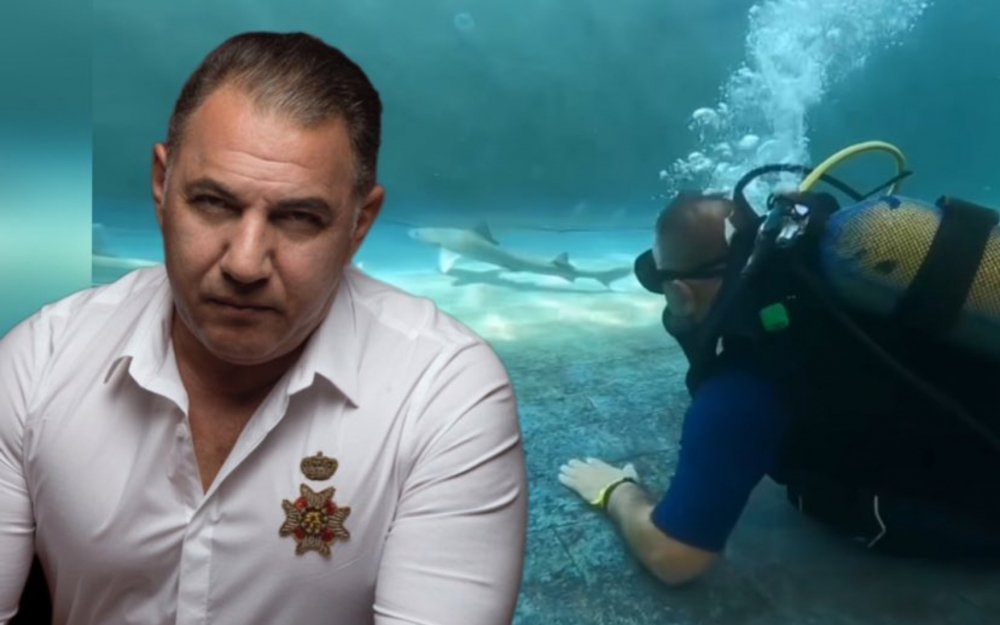 Ədalət Şükürov köpəkbalıqlarıyla üzdü - VİDEO