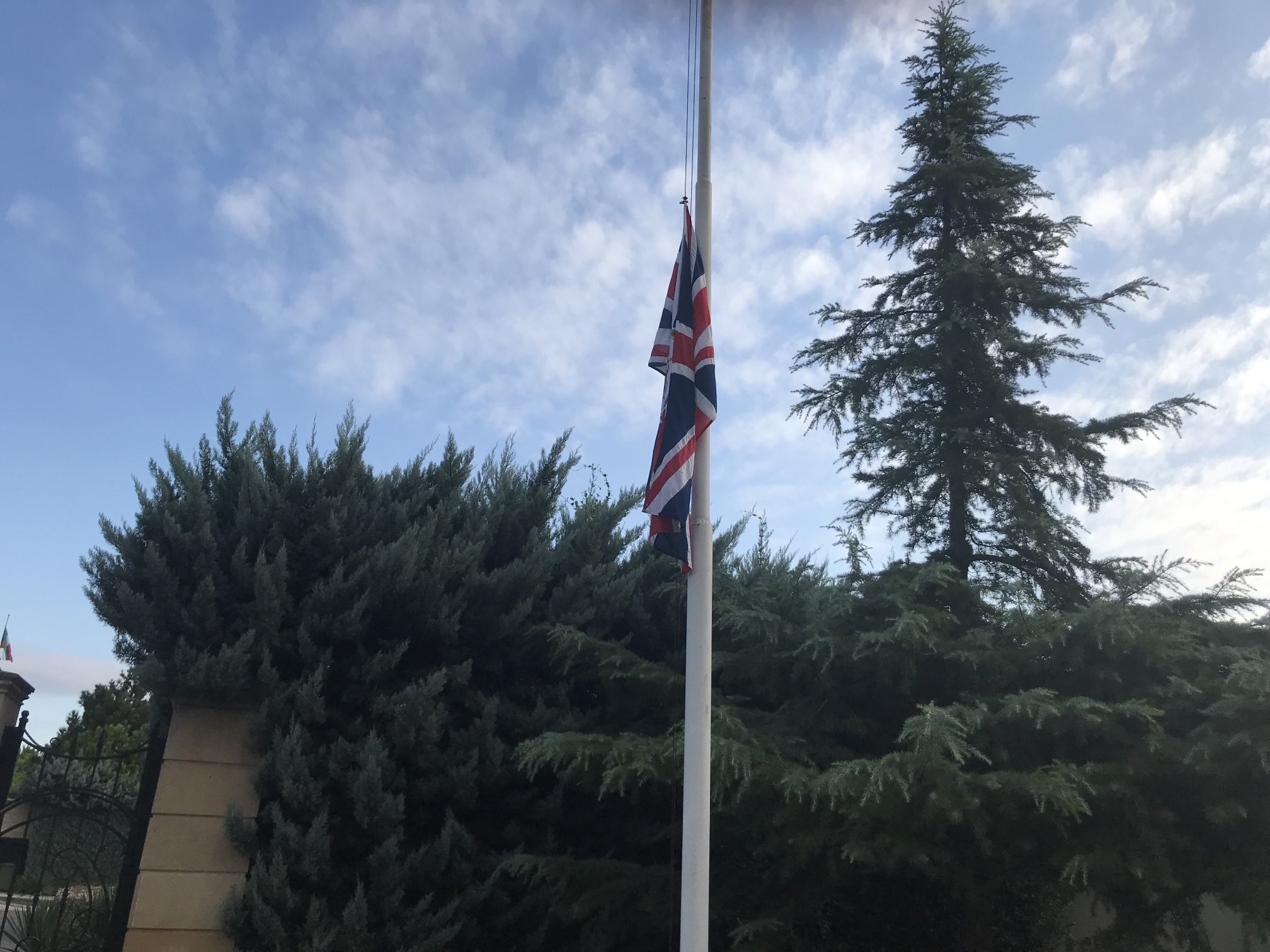 Почему в британии приспущены флаги. Приспущенный флаг. Посольство Великобритании в Азербайджане. Флаг Турции и Азербайджана. Приспущенный флаг Великобритании.