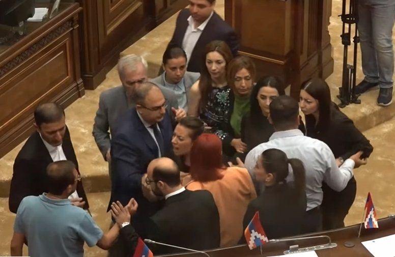 Ermənistan parlamentində dava düşdü: "Paşinyanı yox, ölkənizi müdafiə edin" - VİDEO