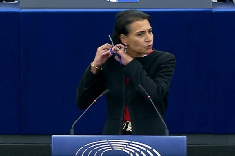 Avropa Parlamentinin deputatı tribunada saçını kəsdi - VİDEO