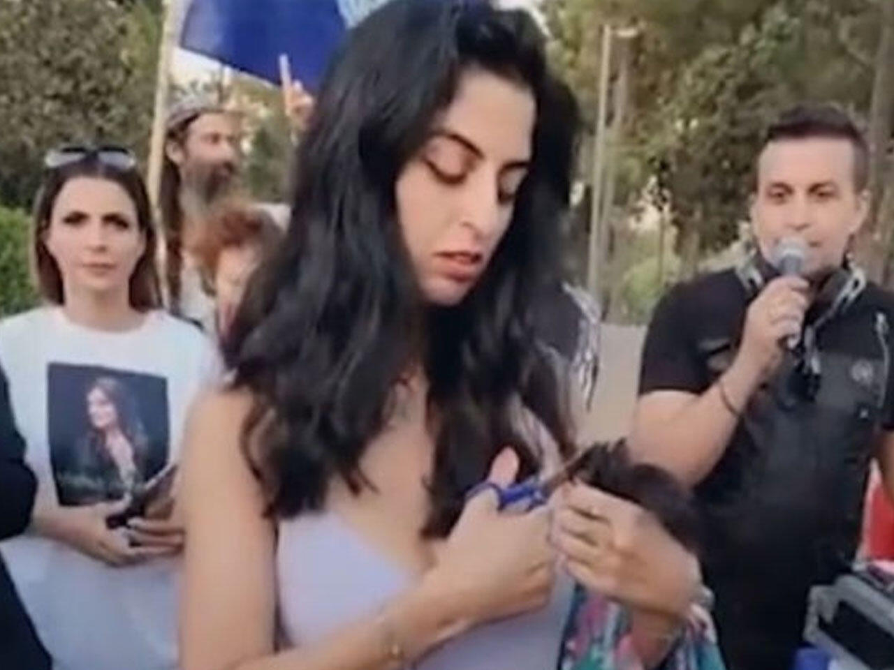 İsraildə etirazçılar İran qadınlarına dəstək olaraq saçlarını kəsdilər - VİDEO
