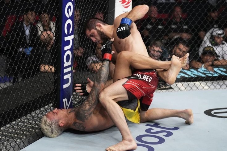 UFC: İslam Maxaçev Oliveyranı "boğaraq" çempion kəmərini qazandı