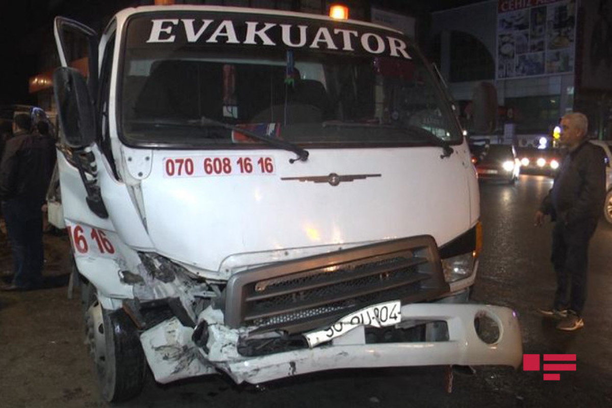 Bakıda evakuator daşıdığı yük avtomobilini piyadanın üzərinə aşırdı - FOTO/VİDEO