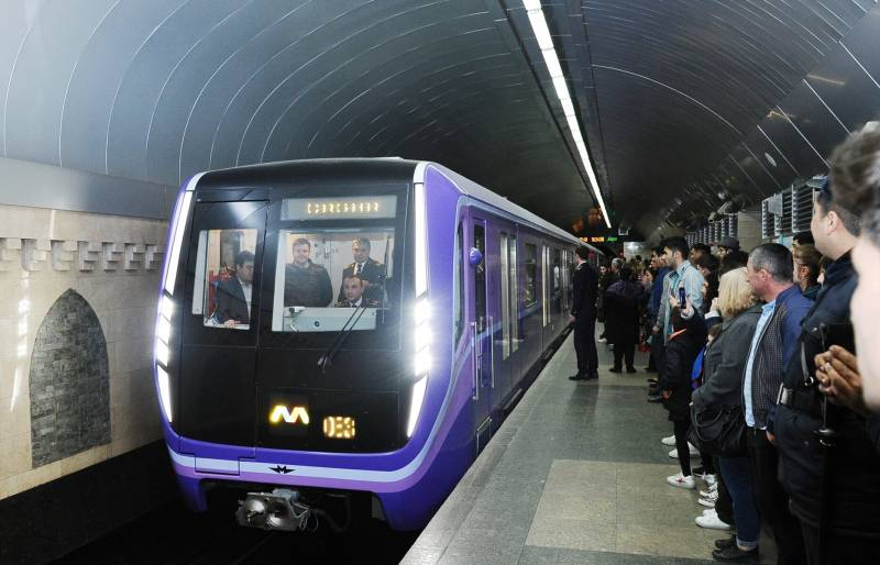 Metroda GƏRGİN ANLAR - Sərnişinlər qatardan düşürüldü