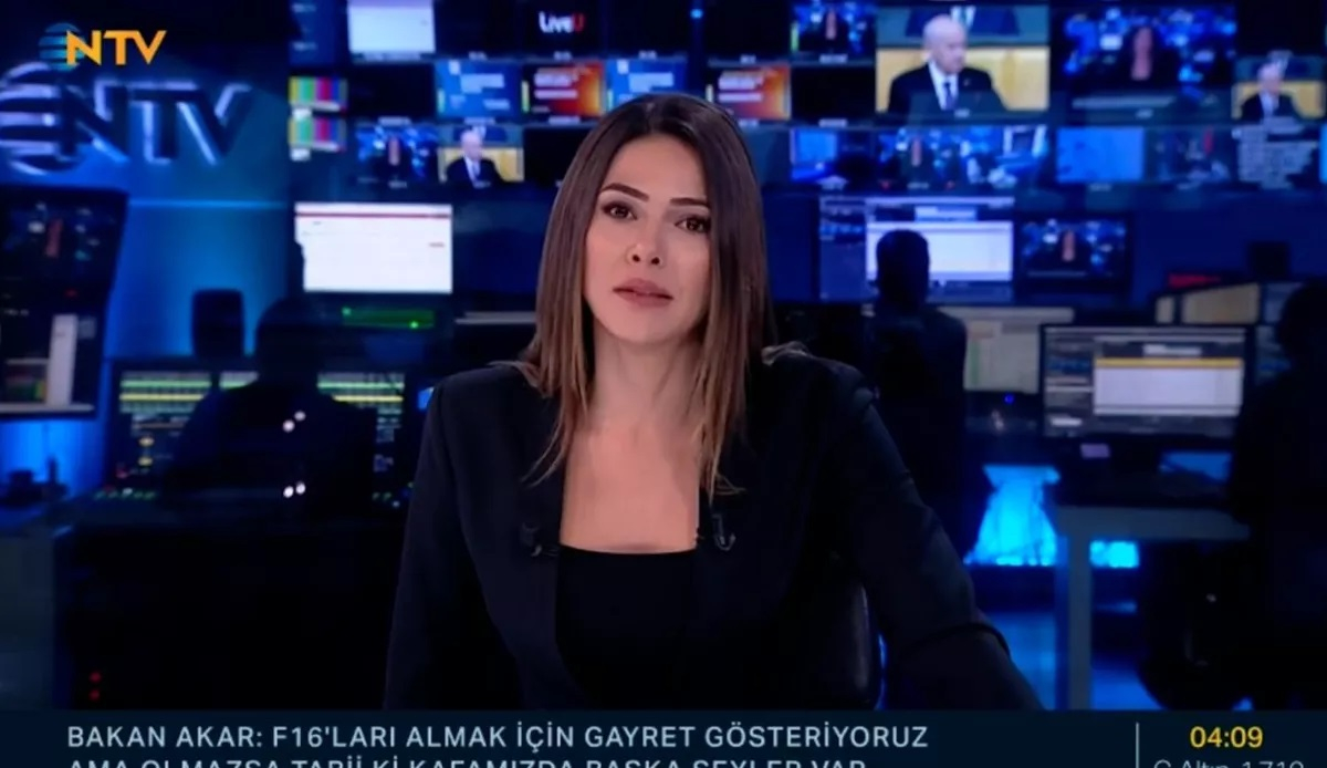 NTV-nin aparıcısı zəlzələ zamanı canlı yayımda çətin anlar yaşadı - VİDEO