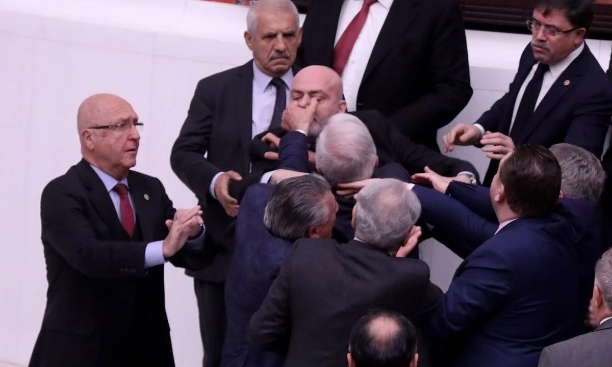 Türkiyə parlamentində əlbəyaxa DAVA: Deputat xəstəxanalıq oldu - FOTO/VİDEO
