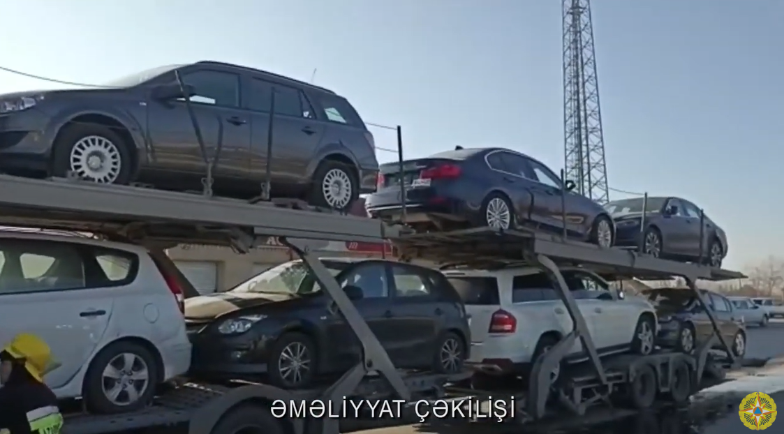 Kürdəmirdə qoşqusunda 8 avtomobil olan yük maşını yanıb - VİDEO