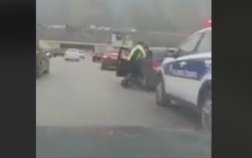 Yol polisi ilə sürücünün əlbəyaxa olması görüntüləri barədə AÇIQLAMA - VİDEO