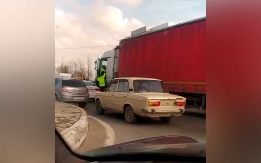 Bakıda yol polisi ilə yük maşını sürücüsü arasında gərgin anların görüntüsü - VİDEO