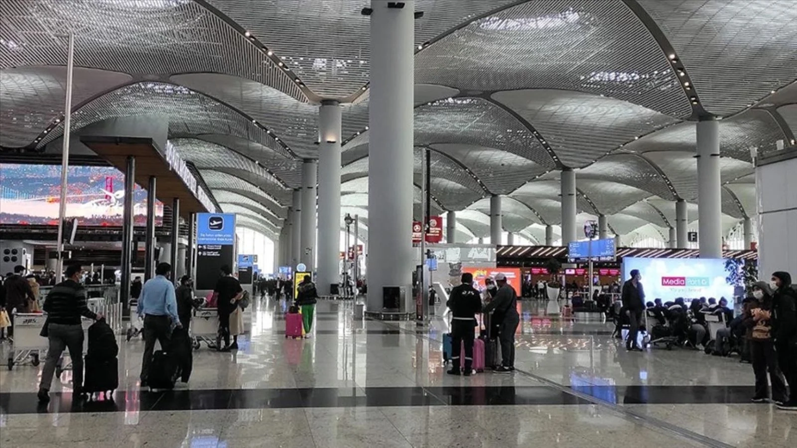Məşhur teleaparıcı İstanbul aeroportunda saxlanıldı - FOTO