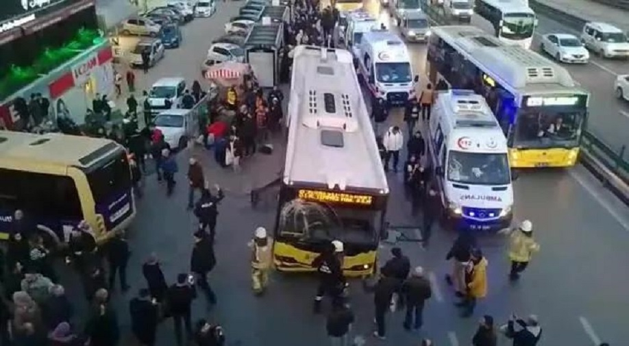 İstanbulda sərnişin avtobusu dayanacağa çırpılıb, ölən və yaralananlar var