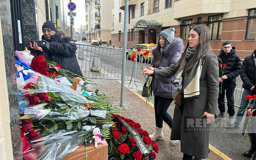 Moskvadakı azərbaycanlılar Türkiyə səfirliyi önünə gül dəstələri düzürlər - FOTO