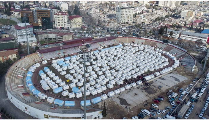 Kahramanmaraş stadionu çadır şəhərciyinə çevrildi - FOTO/VİDEO