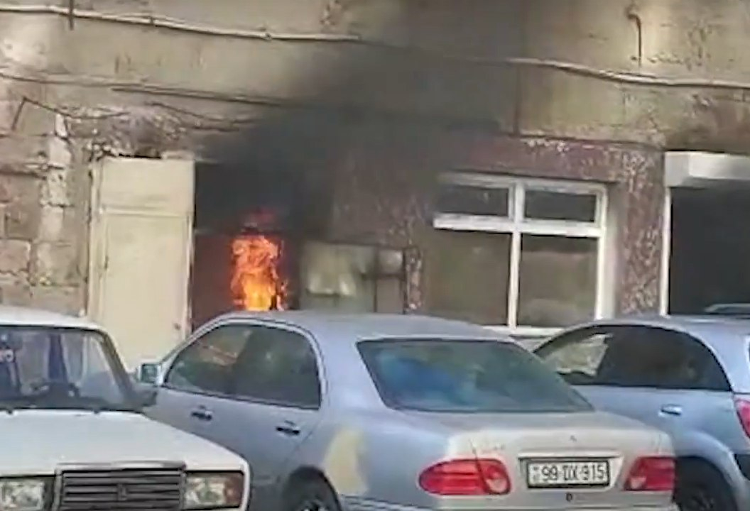 FHN əməkdaşları Bakıda lüks maşını yanmaqdan qorudu - VİDEO
