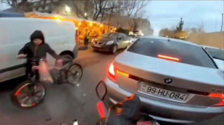 Bakıda "BMW" sürücüsü motosikleti vurdu: "Pulumu hələ də verməyib" - VİDEO