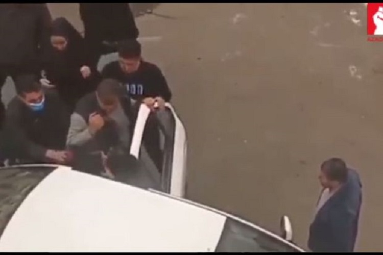 İranda molla rejimin məmurları iki məktəbli qızı həbs edərək zorla maşına mindiriblər – VİDEO