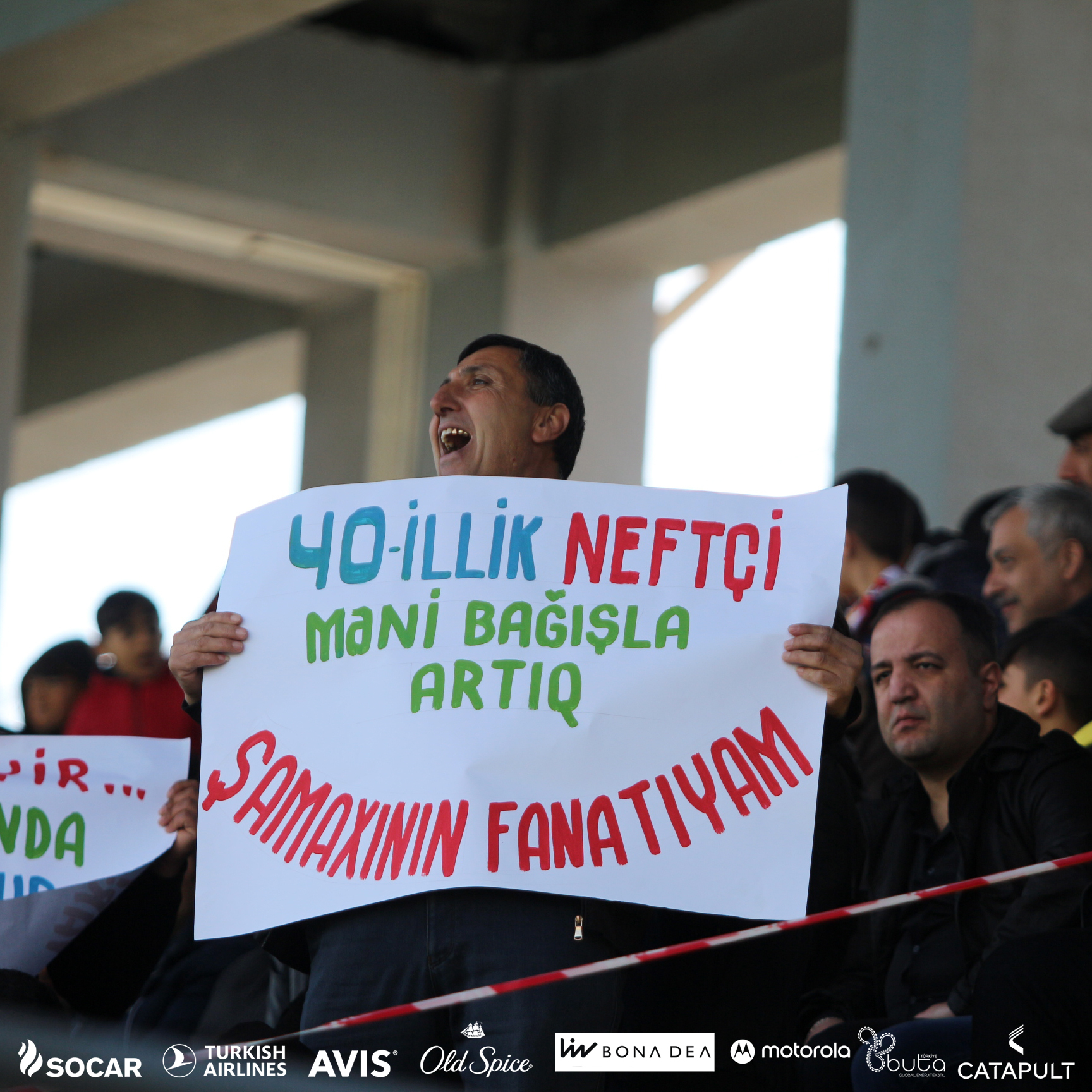 Azərbaycan futbolunda maraqlı pankart -  “40 illik “Neftçi” məni bağışla"