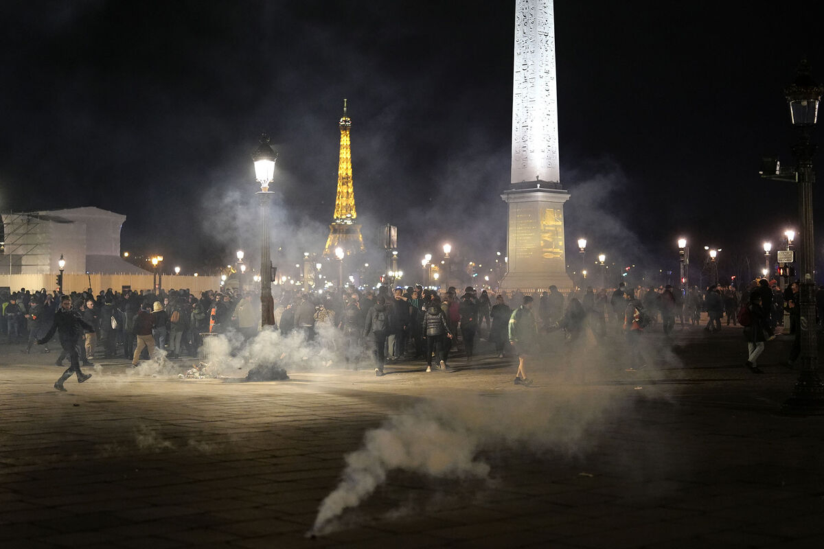 Parisdə polislər etiraz aksiyasını zorakılıqla dağıtdı: Çox sayda saxlanılan var