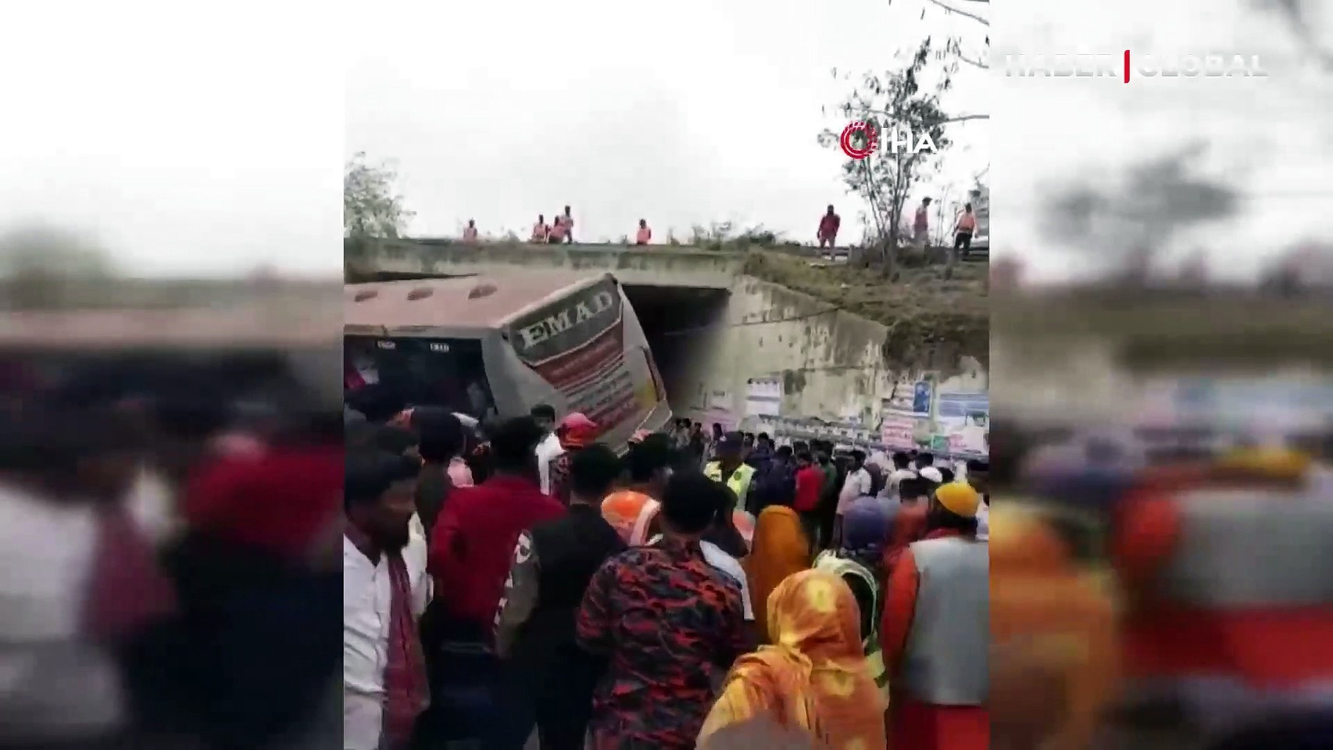 Banqladeşdə avtobus aşdı: Çox sayda ölən var - VİDEO