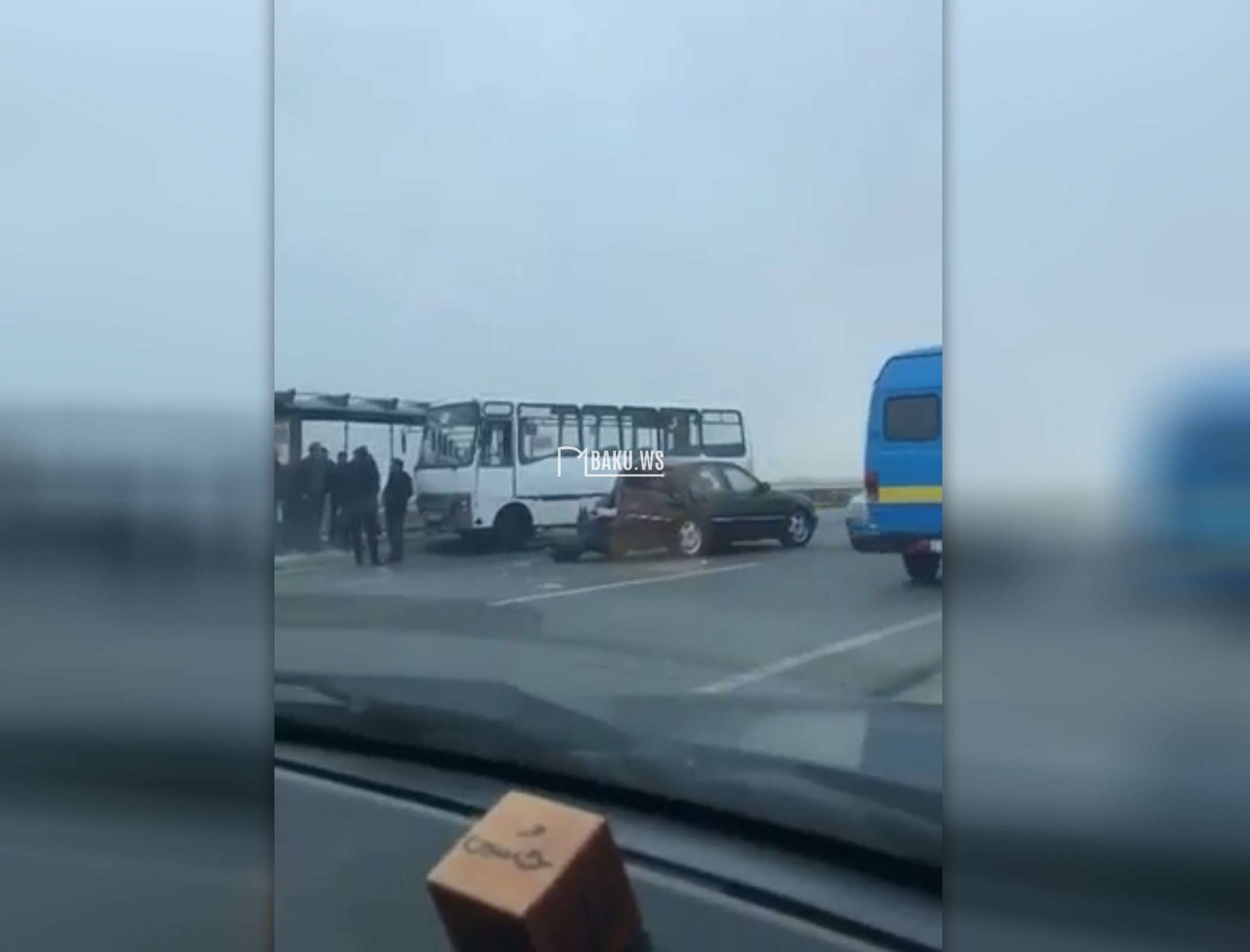 Hövsan yolunda AĞIR QƏZA: Sərnişin avtobusu minik avtomobili ilə toqquşdu - VİDEO