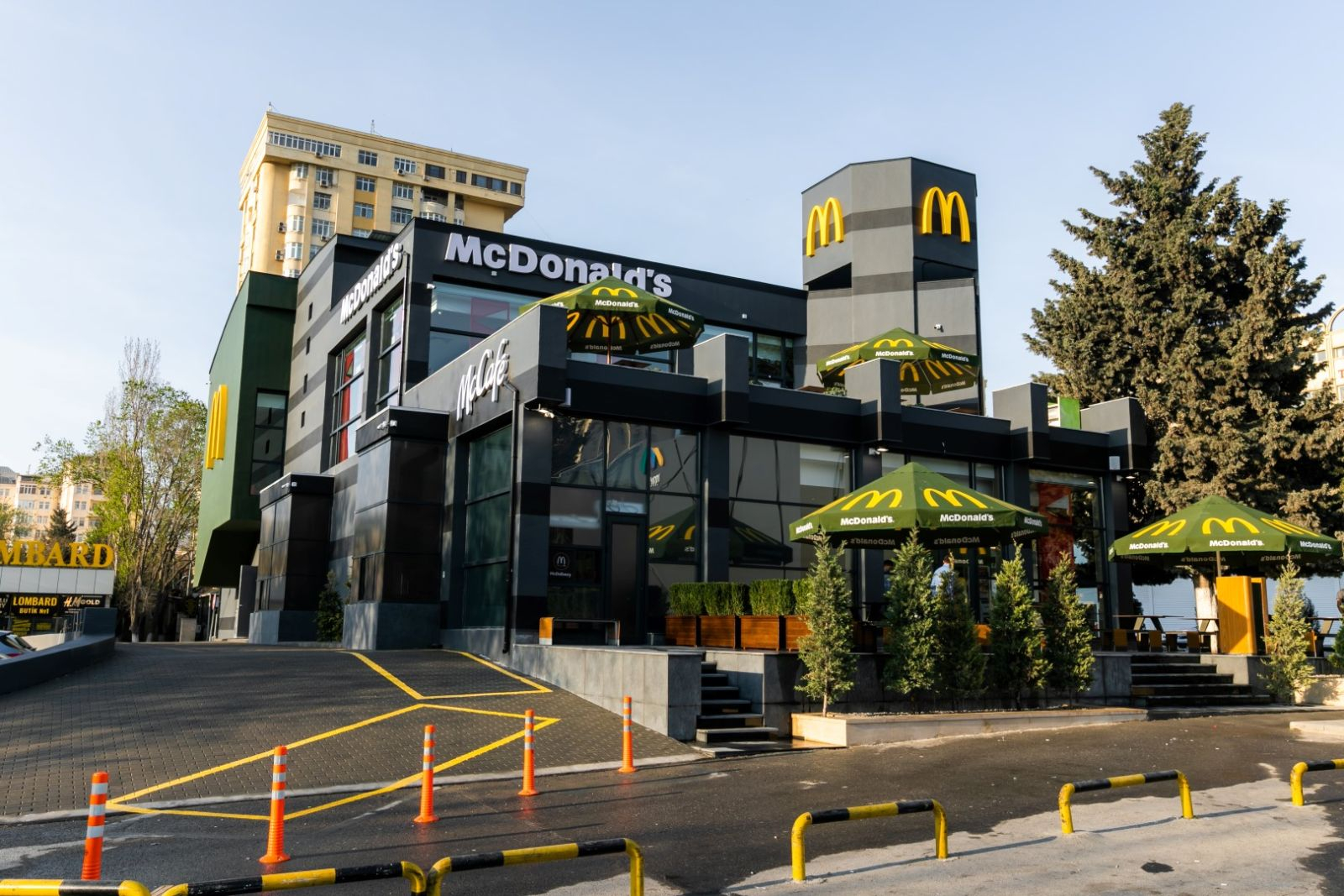 “Memar Əcəmi” stansiyasının yaxınlığında yerləşən “McDonald's” restoranın təmirdən sonra açılışı olub - FOTO