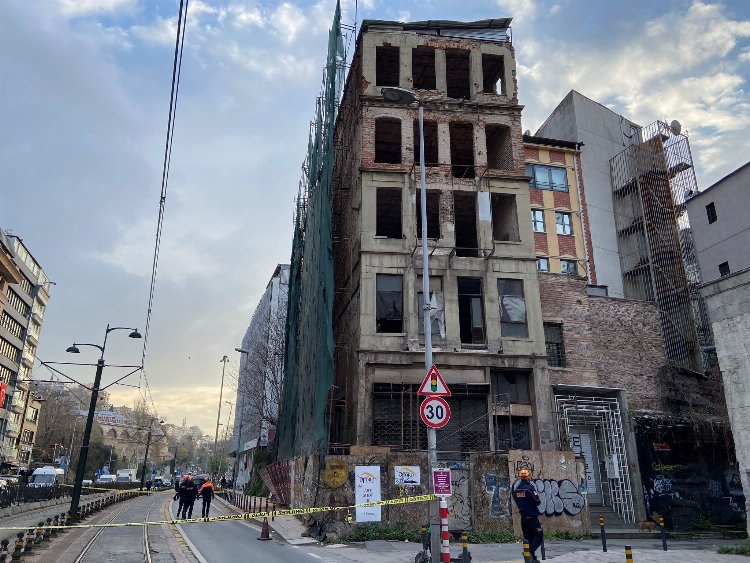İstanbulda səhər saatlarında qismən çökən bina tamamilə uçdu - VİDEO - YENİLƏNİB