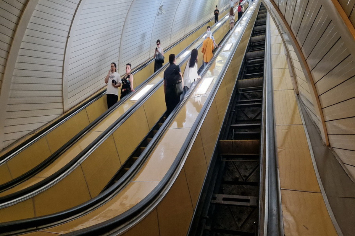 "28 May" stansiyasında eskalatorlardan biri sökülüb: Təmir bir neçə ay çəkəcək - FOTO