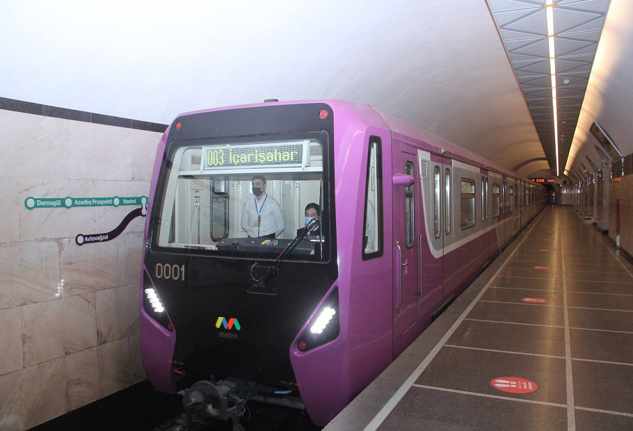 Qatarlar azaldı, sıxlıq artdı: “Metronun tələsik yay rejiminə keçməsi düzgün addım deyil”