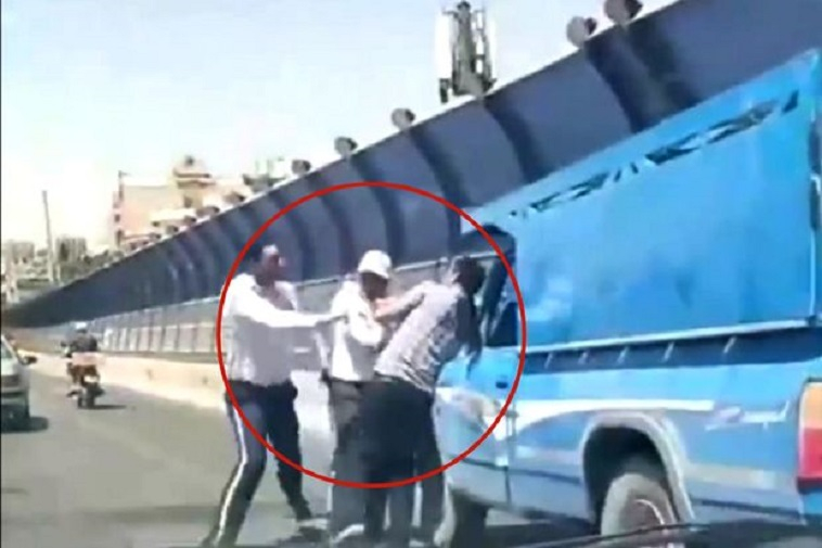 İranda yol polisinin özbaşınalığı: Sürücünün başını maşına çırpdı - VİDEO