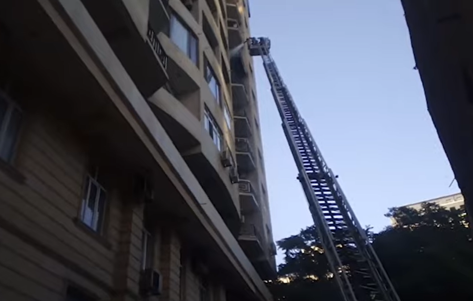 Bakıda binada yanğın: Bir nəfər ölüb, 25 sakin təxliyə edildi - VİDEO
