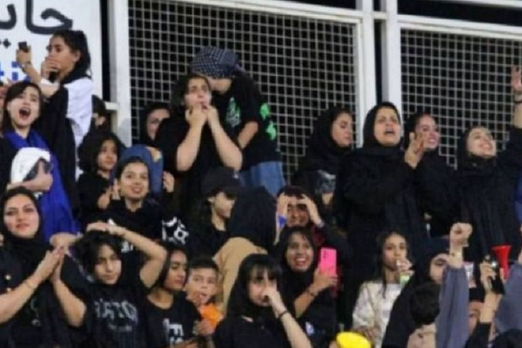 44 ildən sonra qadınlar Tehran yaxınlığındakı stadiona gediblər - FOTO