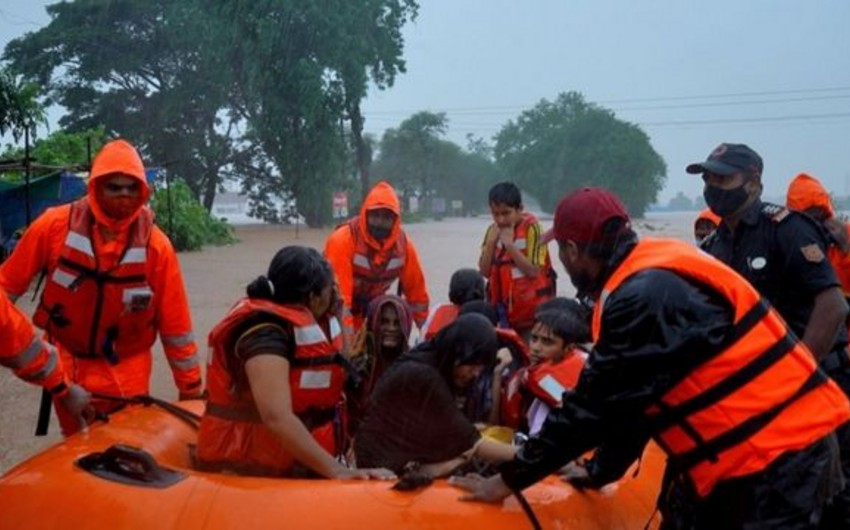 Hindistanda əlverişsiz hava şəraiti nəticəsində 2 mindən çox insan ölüb