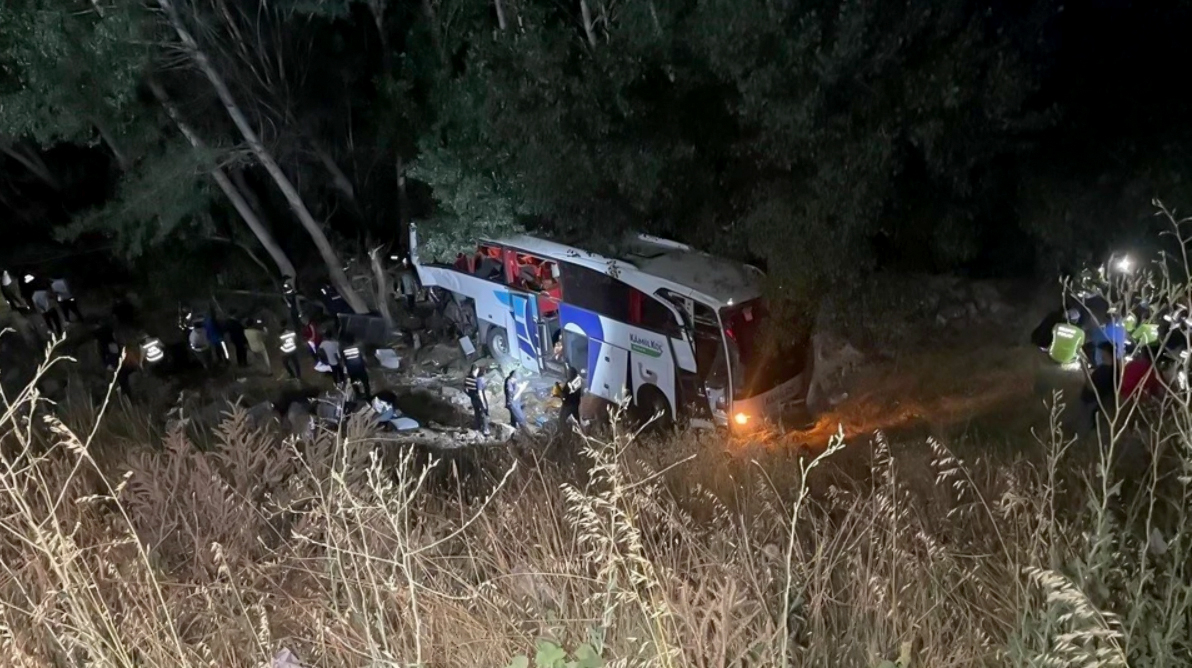 Türkiyədə DƏHŞƏT: Avtobus dərəyə aşdı, 12 nəfər öldü - FOTO