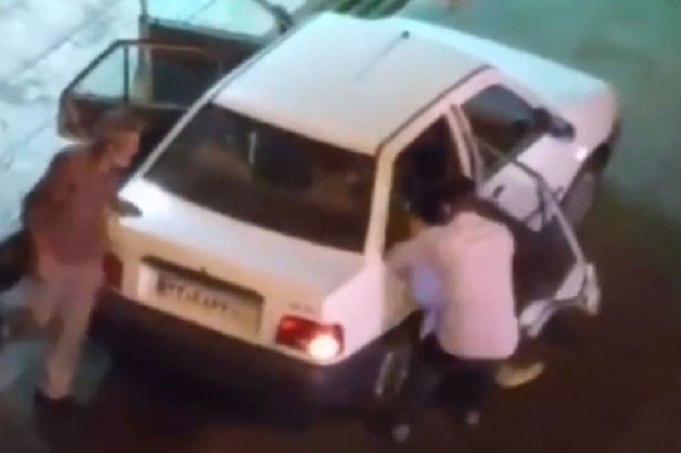 İranda sürücü hicabsız sərnişinə hücum etdi - VİDEO