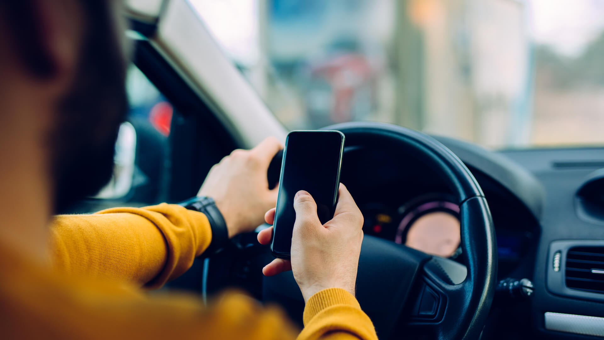 Sükan arxasında mobil telefondan istifadə edən sürücülərə MÜRACİƏT - VİDEO