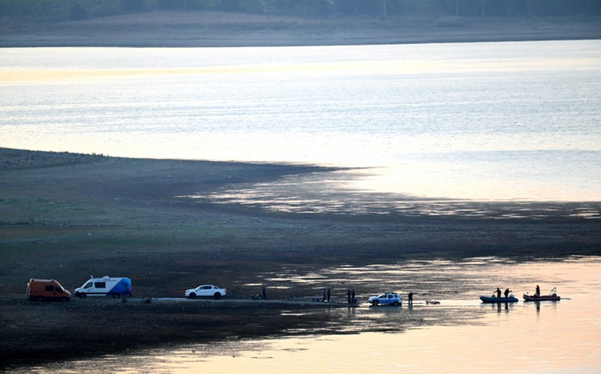 Türkiyədə yanğını söndürmək istəyən helikopter su anbarına düşüb - VİDEO