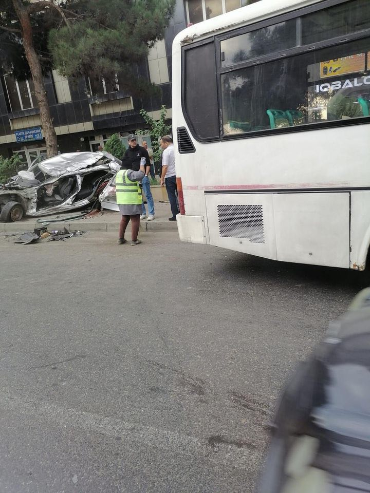 Bakıda avtobusla avtomobil toqquşub, iki nəfər ölüb - FOTO