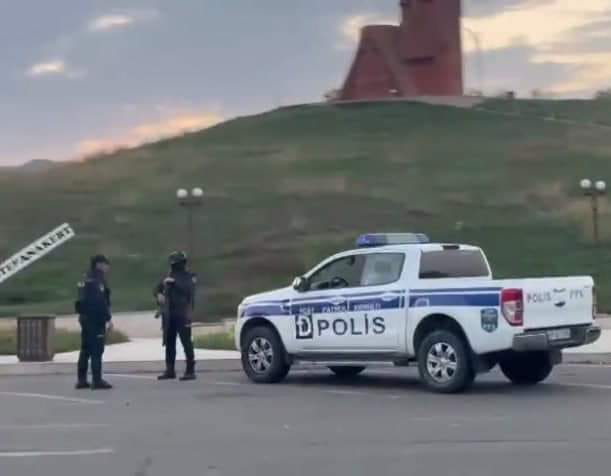Polislərimiz Xankəndidəki "məşhur" abidənin önündə - VİDEO