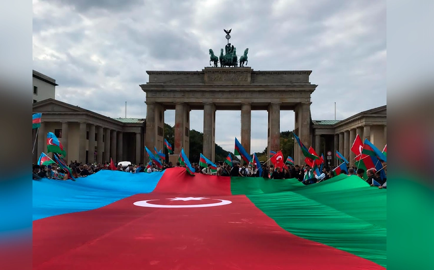 Almaniyada yaşayan azərbaycanlılar dinc aksiya keçirirlər - VİDEO