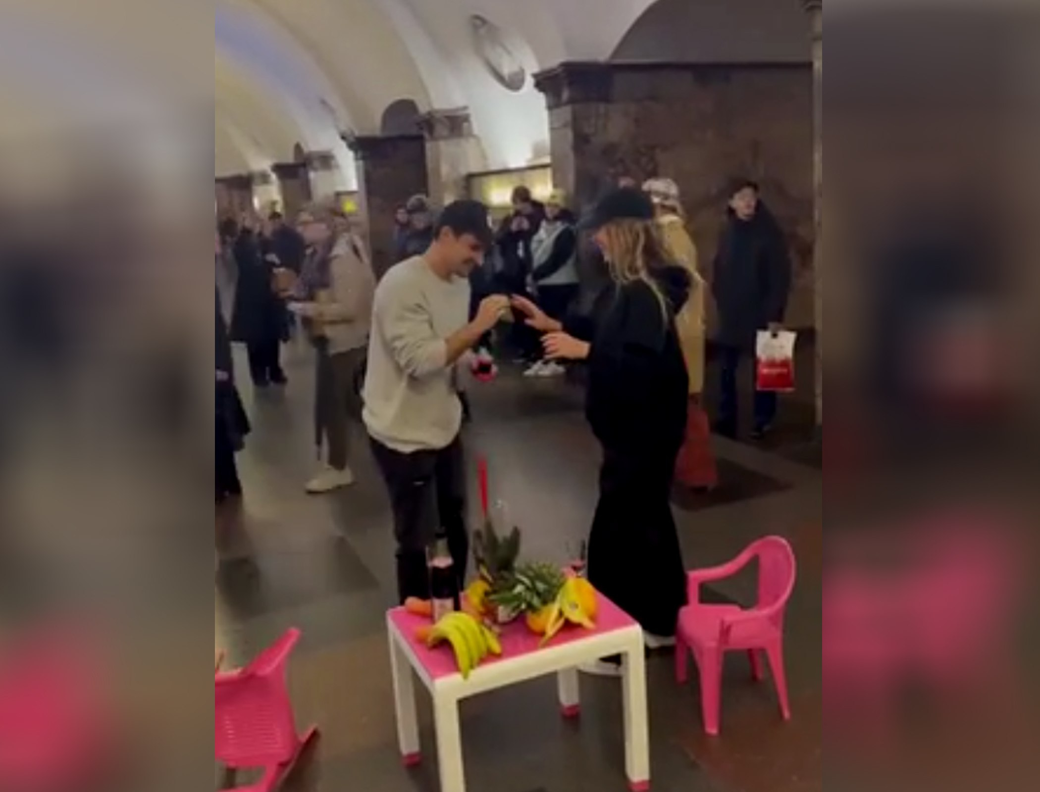 Metroda evlilik təklifi edən rusiyalı həbs edildi - VİDEO