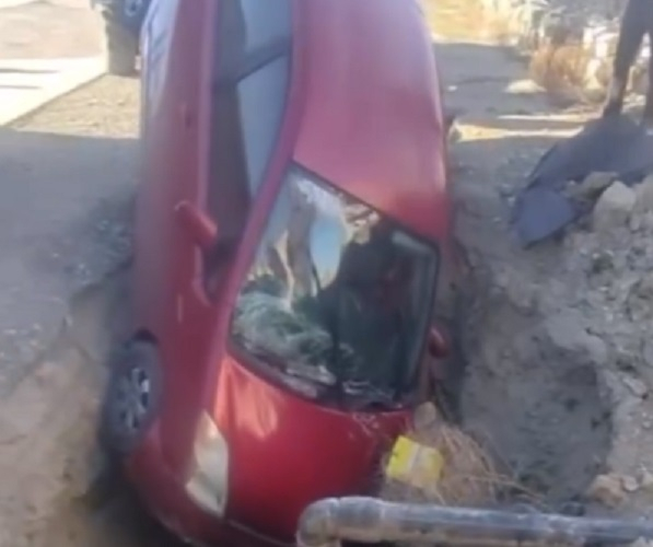 “Prius” çuxura düşdü: Avtomobilə ciddi ziyan dəydi - VİDEO