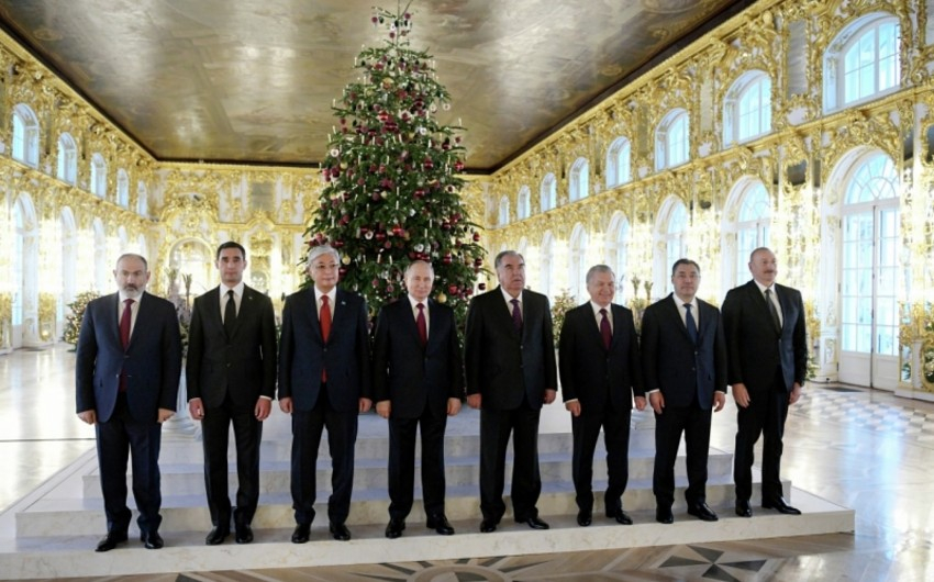 MDB dövlət başçıları qeyri-rəsmi sammitin keçiriləcəyi “Böyük Peterhof Sarayı” ilə tanış olublar