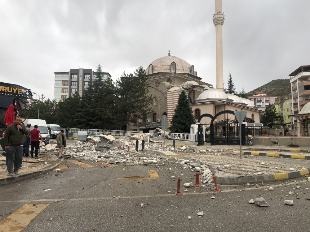 Türkiyəni qasırğa vurdu: 6 nəfər yaralandı, minarə və ağaclar uçdu - FOTO