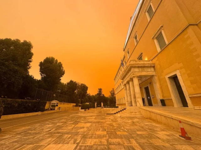 Afrikadan gələn toz Yunanıstan səmasını narıncı rəngə boyadı - FOTO/VİDEO