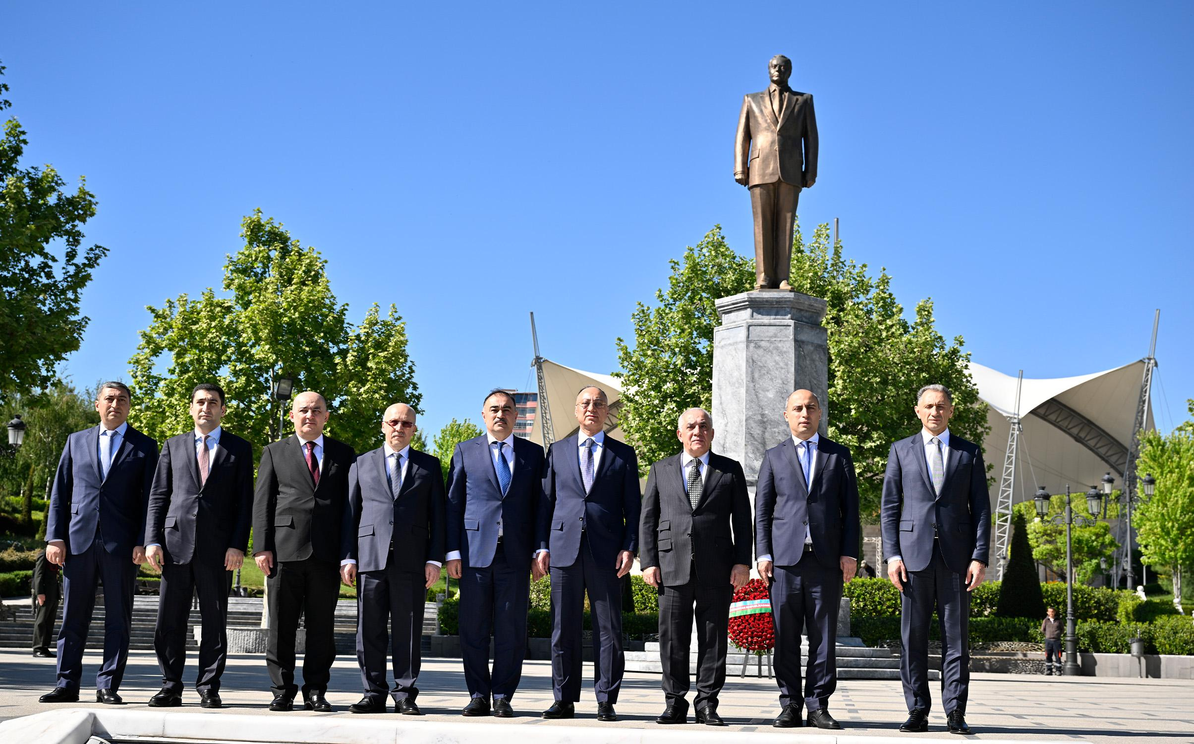 Baş nazir Əli Əsədov Ankarada ümummilli lider Heydər Əliyevin abidəsini ziyarət edib - FOTO