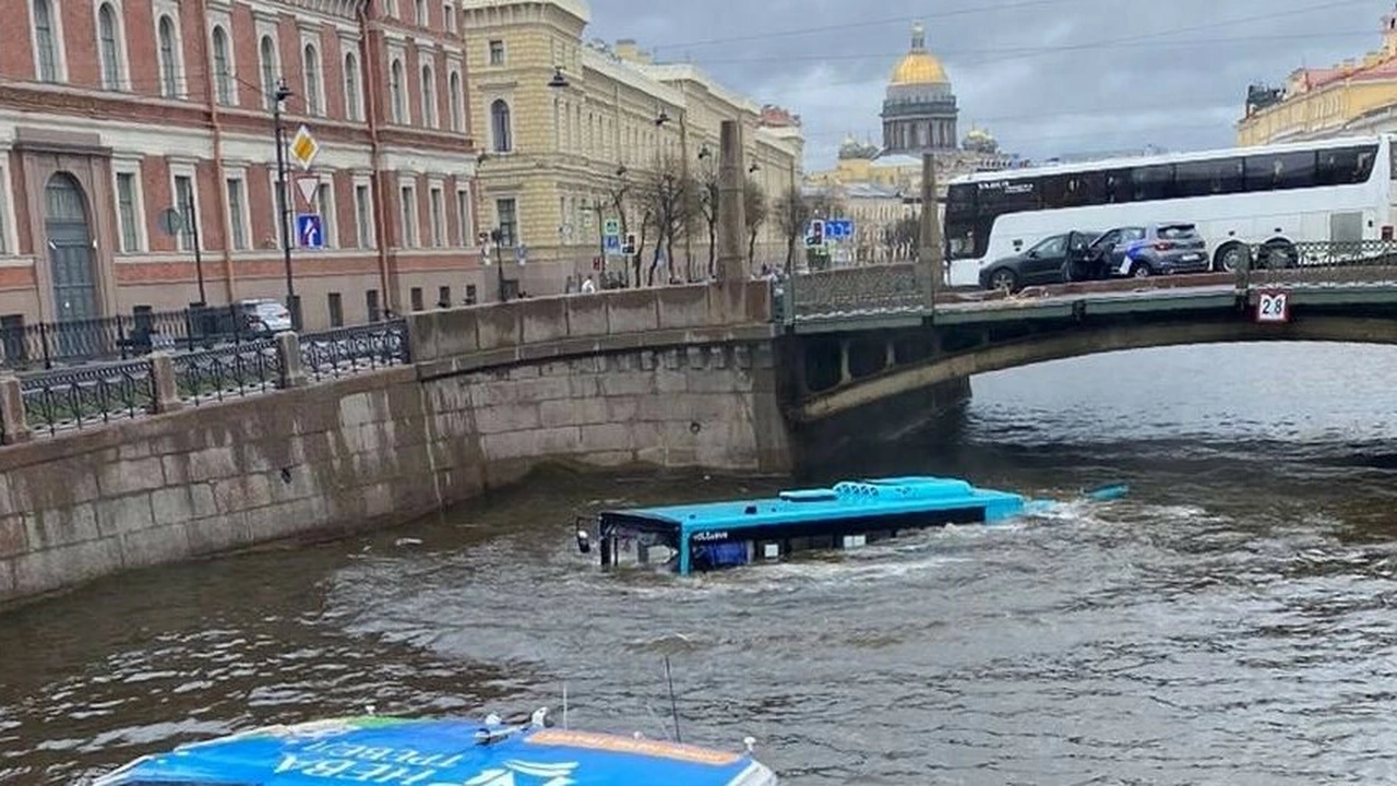 Sankt-Peterburqda çaya düşən avtobusun sürücüsü saxlanılıb - VİDEO