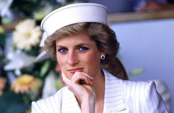 Şahzadə Diananın paltarları 400 min dollara satıla bilər - FOTO