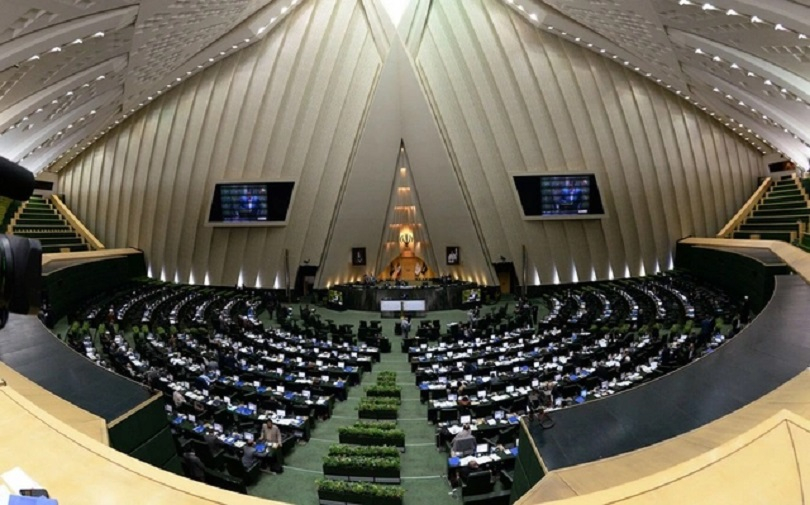 İranda seçkiqabağı kəskin qarşıdurma: Deputatlar arasında yumruq davası - VİDEO